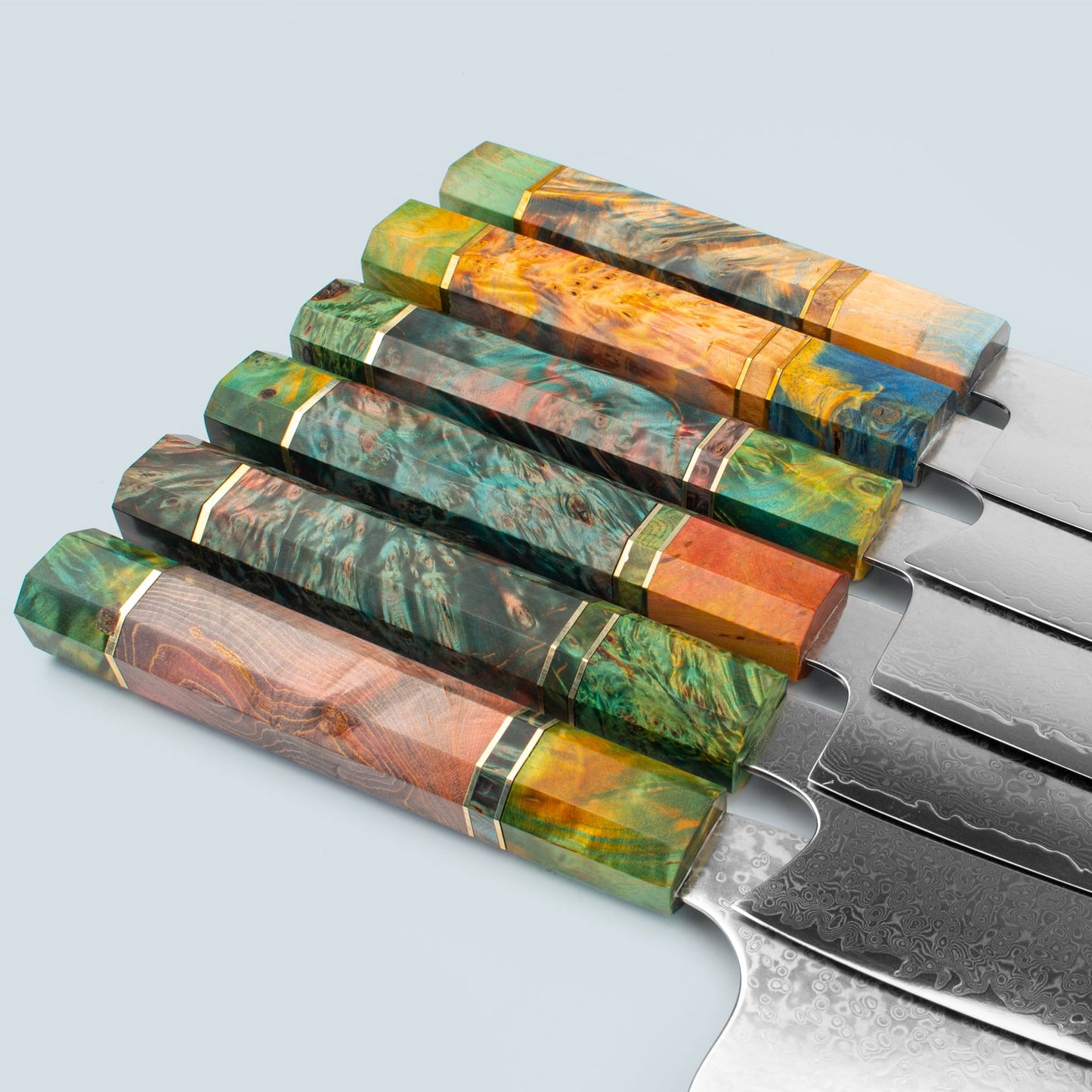 इचिका (いち か か か) रंगीन अष्टकोणीय हैंडल के साथ दमिश्क स्टील चाकू